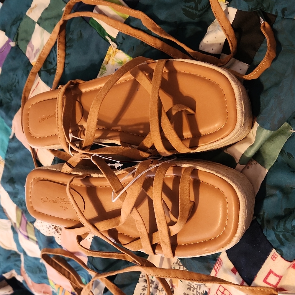 Universal thread sandals